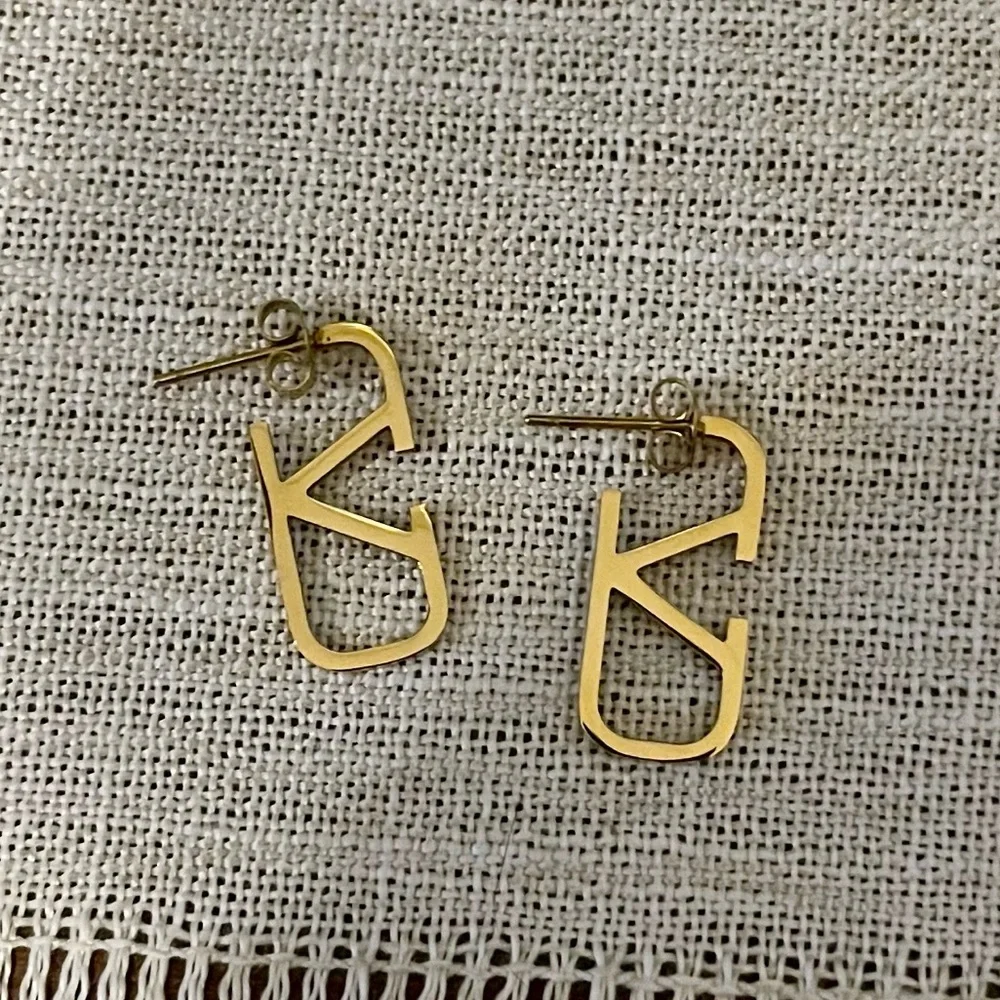 New! ✨ Gold-tone “V” Vlogo Signature Metal Earrings Open Logo Preppy Viral - Picture 3 of 5